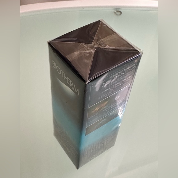 Biotherm
Blue Therapy Accelerated Anti-Aging Serum - Picture 5 of 7